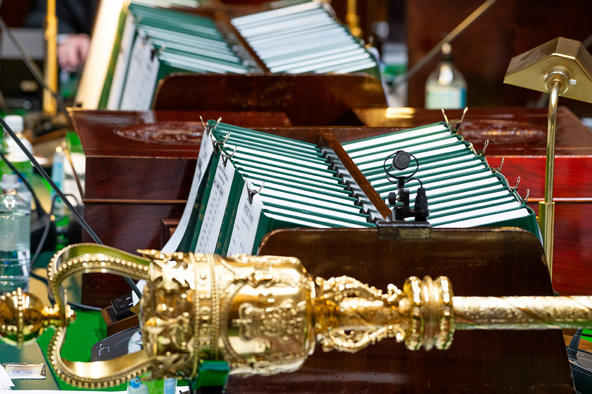 A close image of the centre table, showing the mace and statue books.